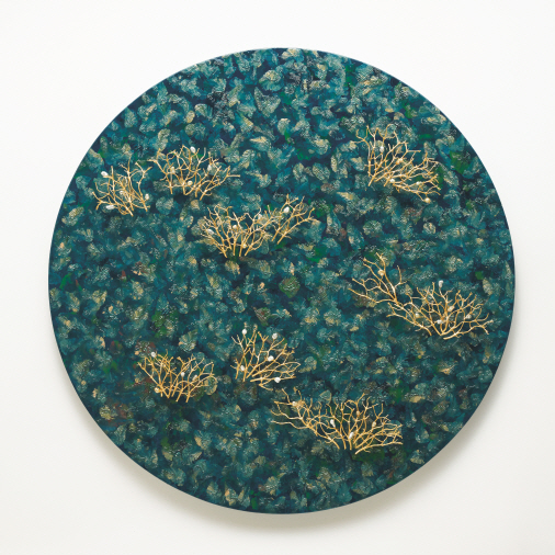 Sky and Secret Garden, 2018, Ottchil (Korean lacquer), hemp cloth, pearl, 22K gold plated silver on wood, 58(d)x8cm