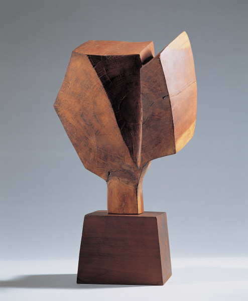 Woosung (又誠) Kim Chong Yung (金鍾瑛, 1915~1982), work 78-31, 1978, wood, 37x29x64cm ⓒKim Chong Yung Museum
