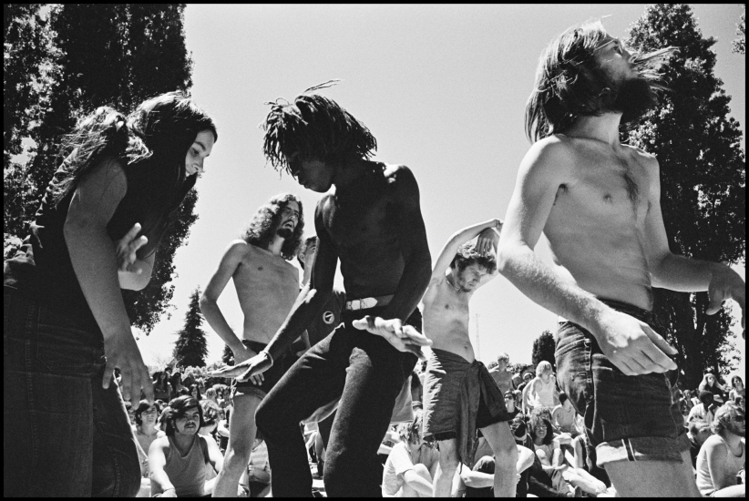 Hippies, Southern California, U.S.A., 1971, Platinum print, 14x20 15/16 inches