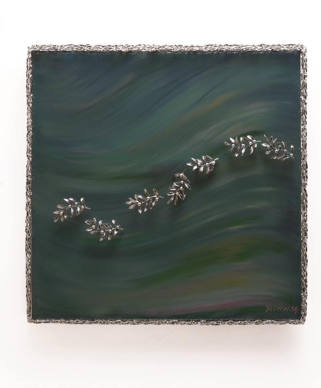 Echo of Echoes, 2019, Ottchil (Korean lacquer), hemp cloth, pearl, brass on wood, 48x48cm