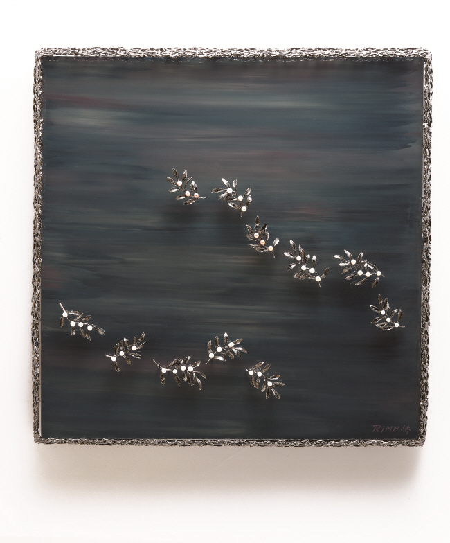 Echo of Echoes, 2019, Ottchil (Korean lacquer), hemp cloth, pearl, brass on wood, 48x48cm